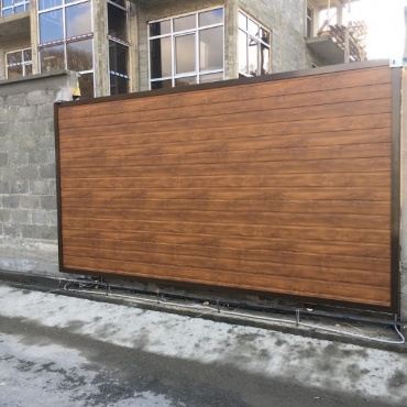 Откатные раздвижные ворота с отделкой под дерево 2800x2000
