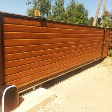 Ворота откатные въездные отделка под дерево 2500x2000